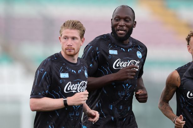 El portavoz de Napoli, Kevin de Bruyne, y Romelu Lukaku de Napoli, junto con Antonio Conte, entrenador de Napoli, participan en el campo de entrenamiento previo a la temporada de SSC Napoli 2 días Castel di Sangro, Italia, 2025. 31 de julio (Ciro de Luca/Foto de Nurphoto a través de imágenes de Getty).