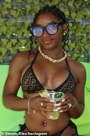 Simone Biles, de 28 años, continuó recibiendo rumores de que tenía un aumento secreto de senos con nuevas fotos de vacaciones.