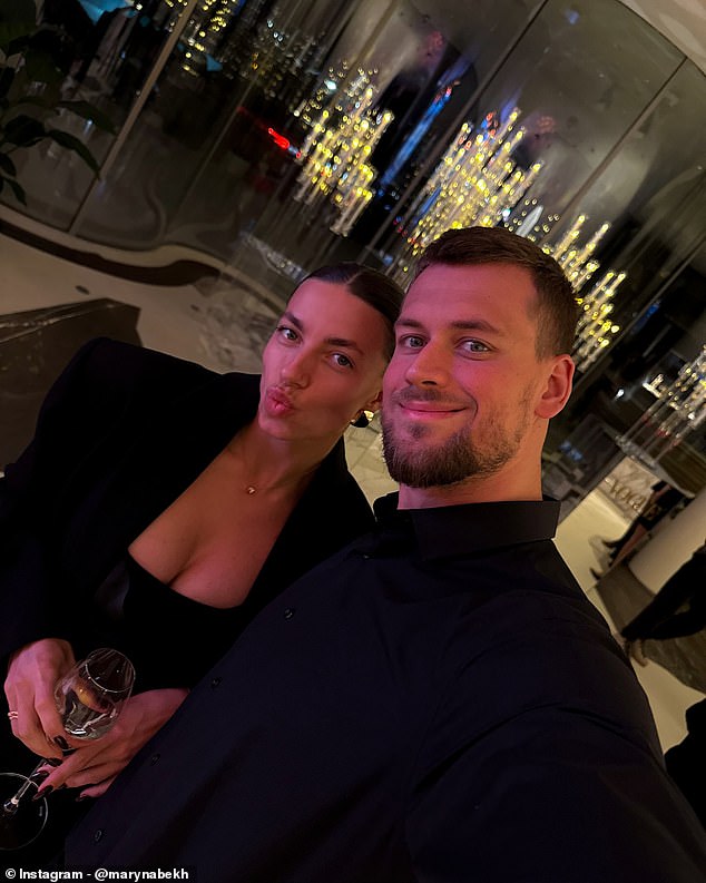 Bekh-Romanchuk tiene casi 500,000 seguidores de Instagram a los que les gusta seguirla a ella y a la aventura de su esposo