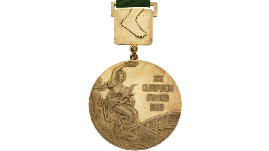 Medalla de oro de salto de altura de Dick Fosbury de 1968 vendiendo los Juegos Olímpicos en la subasta