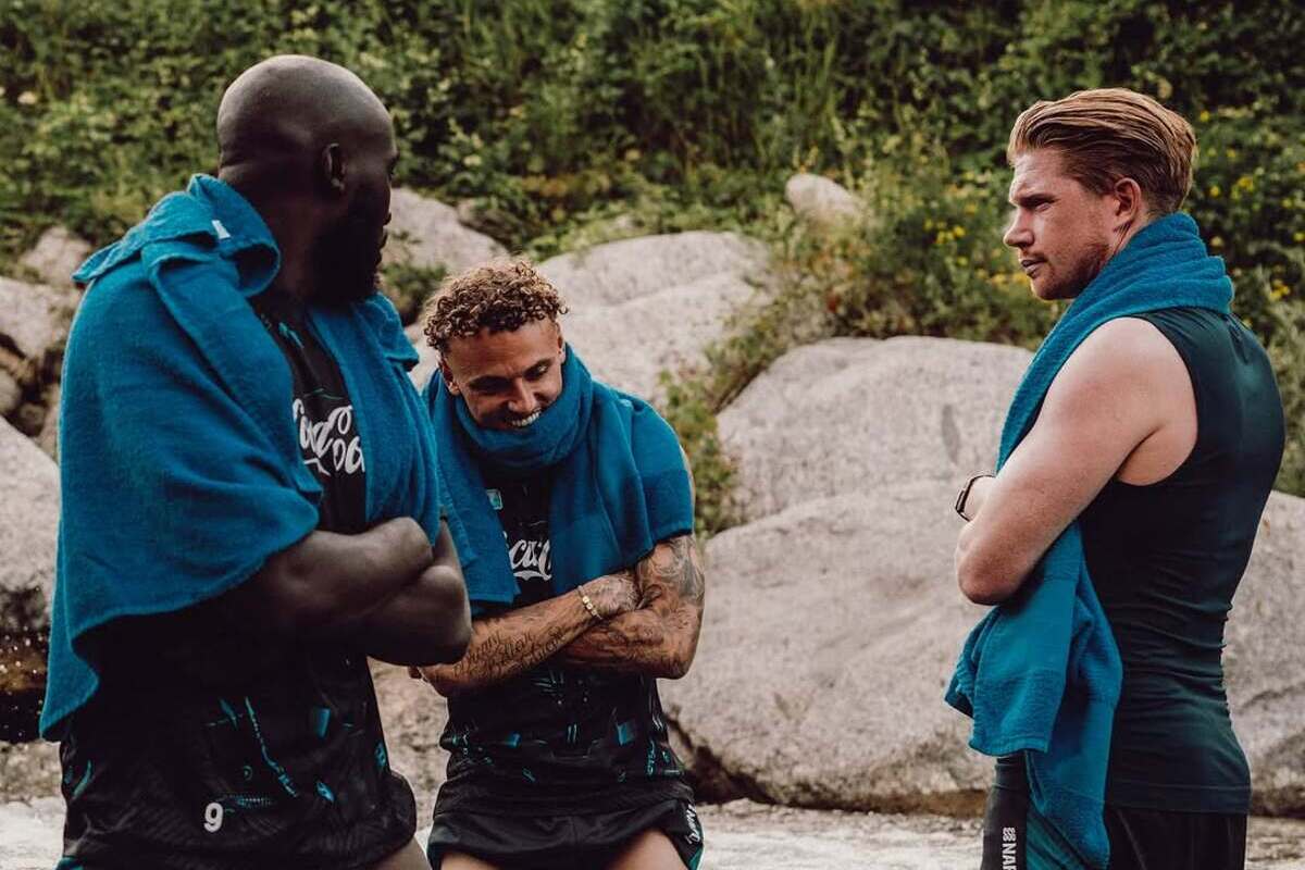 Romelu Lukaku, Noa Lang y Kevin de Bruyne antes del entrenamiento de la temporada con Napoli (foto @noano a través de Instagram)