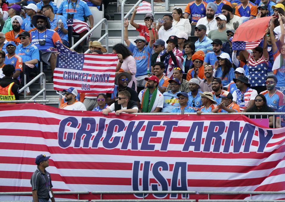 Spotlight del estadio olímpico, entre el caos de cricket americano como 2028. La máquina de Los Ángeles