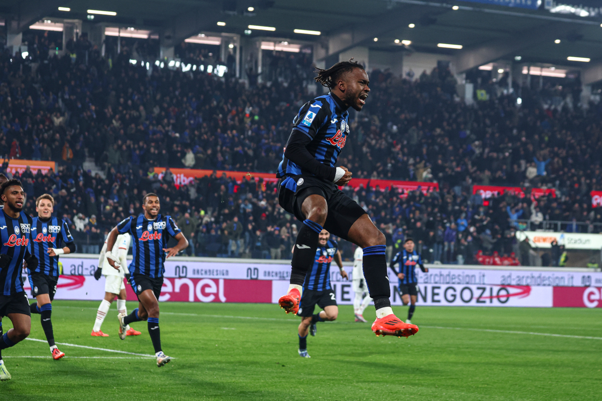 Bergamo, Italia - 06 de diciembre: Ademola Lookman de Atalanta celebra su objetivo del segundo equipo en el partido de la Serie A de la Serie A entre Atalanta y AC Milan en el Gewiss Stadium 2024. 6 de diciembre. En Bergamo, Italia. (Giuseppe Cottini Photo/Getty Images) (historia de Osimhen)