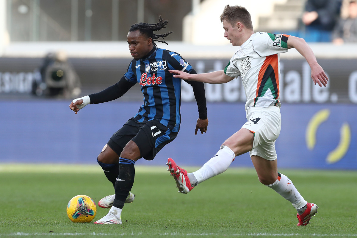 Bergamo, Italia - 01 de marzo: Ademola Lookman del desafío de Atalanta Hans Nicolussi Caviglia de Venezia durante el partido de Atalanta y Venezia en el estadio Gewiss 2025. 1 de marzo en Bergame, Italia. (Marco Lazzani Photo/Getty Images)
