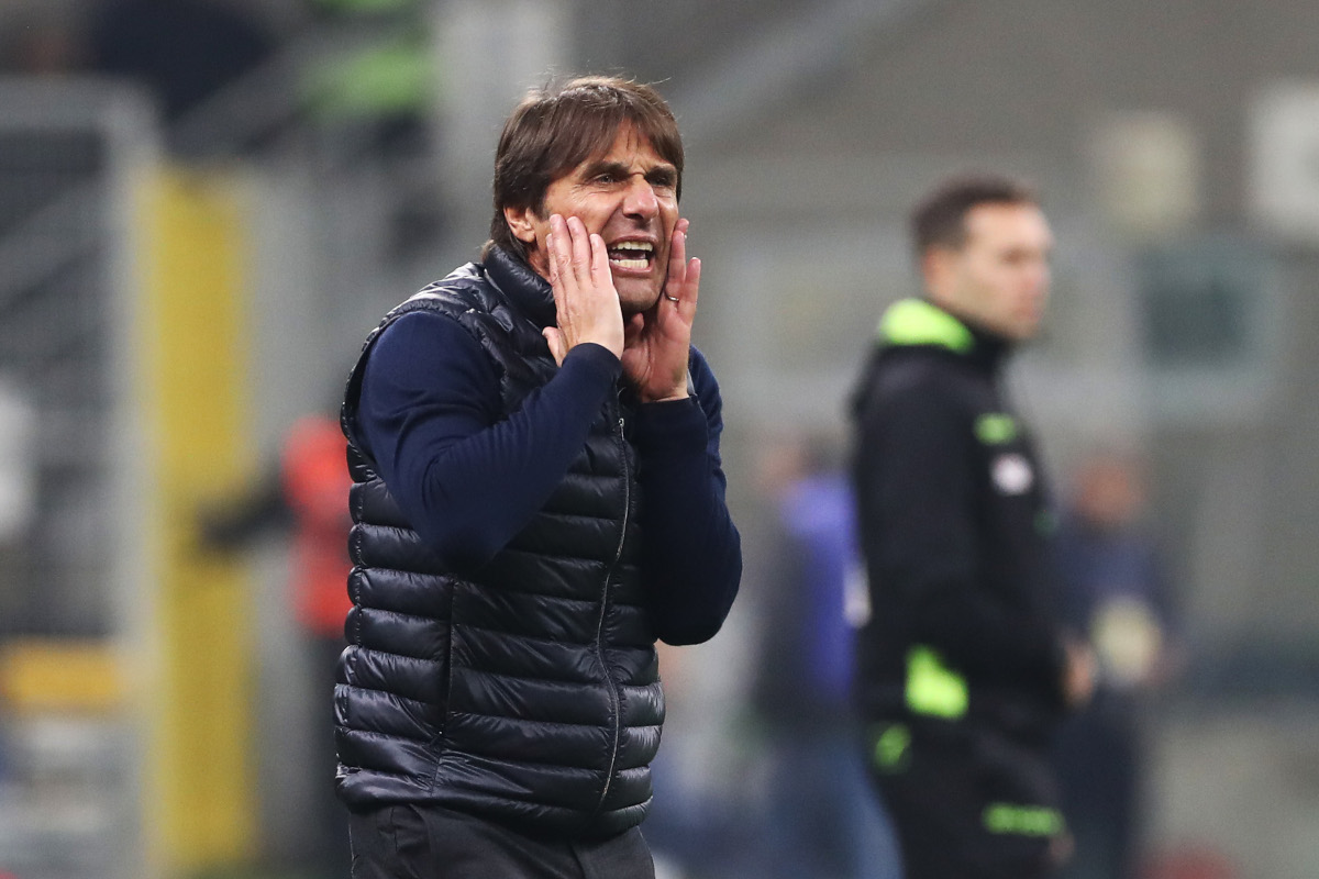 Milán, Italia - 10 de noviembre: Antonio Conte, entrenador en jefe de Napoli, reacciona durante el partido de la serie entre el FC Internalionale y Napoli Stadio Giuseppe Meazza, 2024. 10 de noviembre en Milán, Italia. (Marco Lazzani Photo/Getty Images)