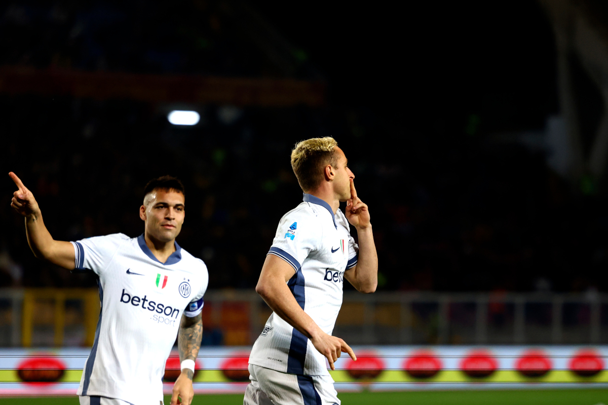 Lecce, Italia - 26 de enero: Davide Frattesi (R) celebra su primer gol de equipo en el partido de la Serie A Serie A entre Lecce y el FC Internalionale Stadio durante el estadio durante Del Mare en 2025. 26 de enero. Lecce, Italia. (Maurizio Lagana/Photo of Getty Images)