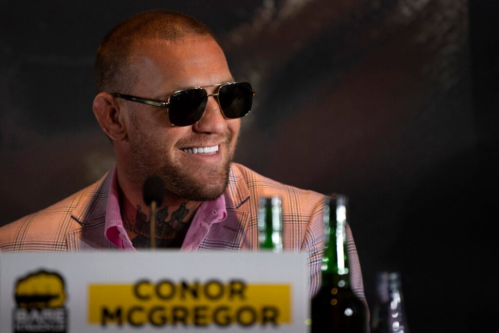 Conor McGregor sonríe en el escenario en la conferencia de prensa de BKFC en Marbella