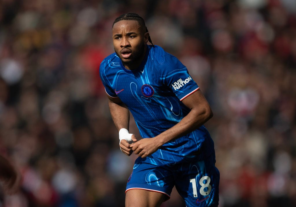 Christopher Nkunku interpreta al Chelsea contra el Arsenal en la Premier League.