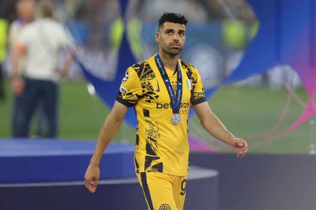 Mehdi Tartemi recolecta su medalla de la Liga de Campeones con el Inter Milán.