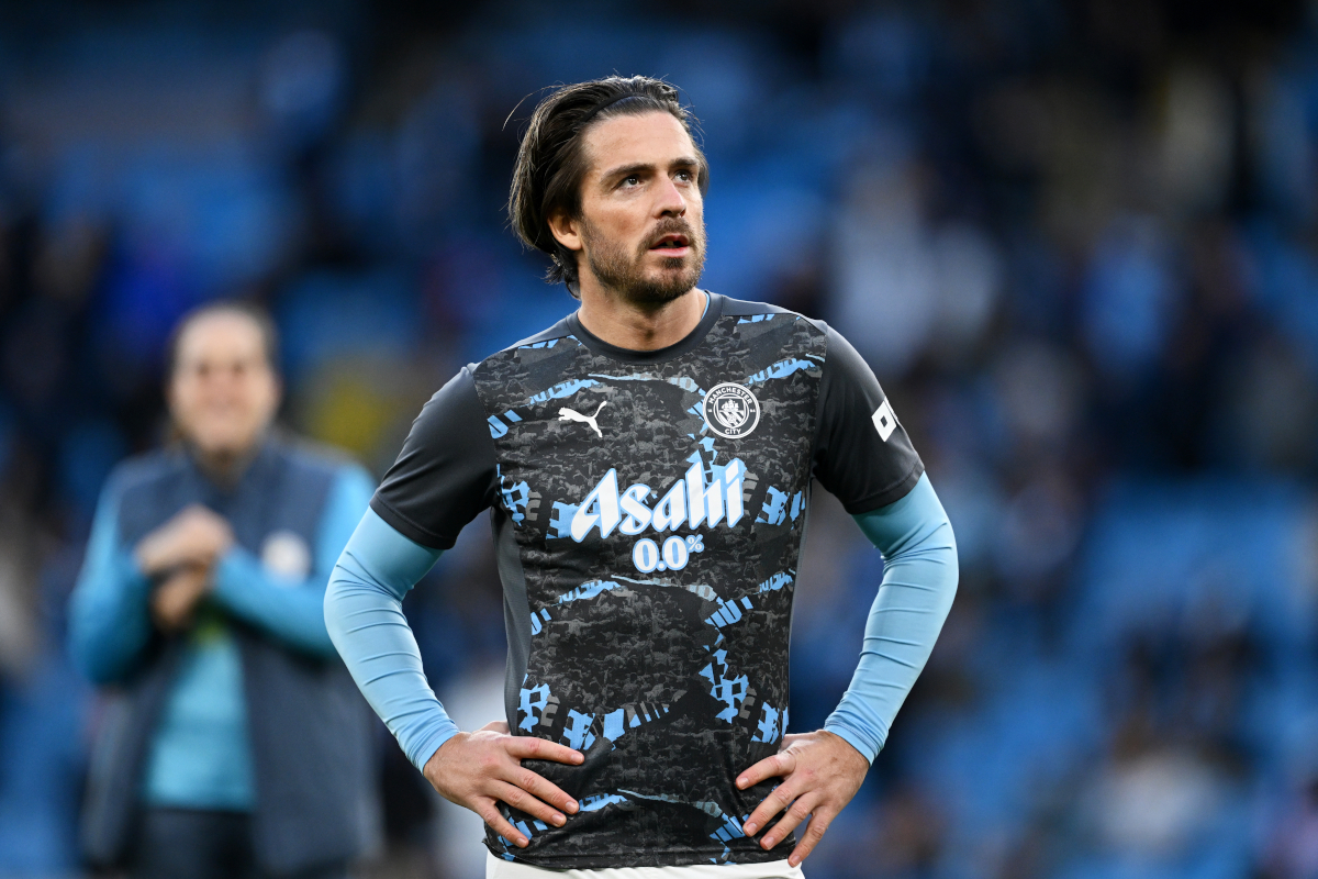 Manchester, Inglaterra - 2 de abril: Jack Grealish de Manchester City parece calentarse contra los partidos de la Premier League entre el Manchester City FC y el Leicester City FC en el Etihad Stadium 2025. 2 de abril en Manchester, Inglaterra. (Gareth Coopley/Getty Images Foto)