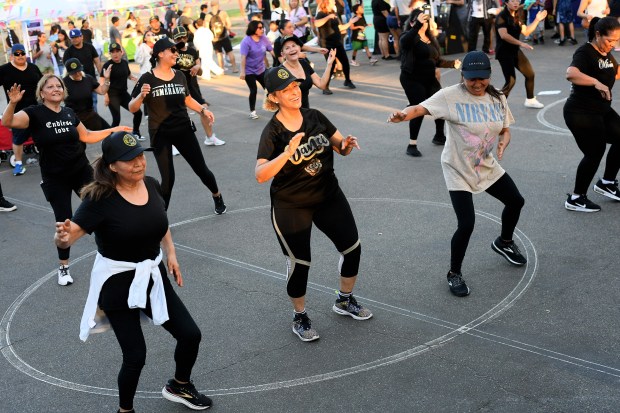 Los bailarines disfrutan de la clase Zumba durante el festival de la lista de reproducción en el Centro de Recreación de North Hollywood Valley Plaza en 2025. El miembro del consejo del 31 de julio, Adin Nazarian, y el Departamento de Recreación y Parques organizaron un evento gratuito con más de 400 mochilas gratuitas y comida gratuita.