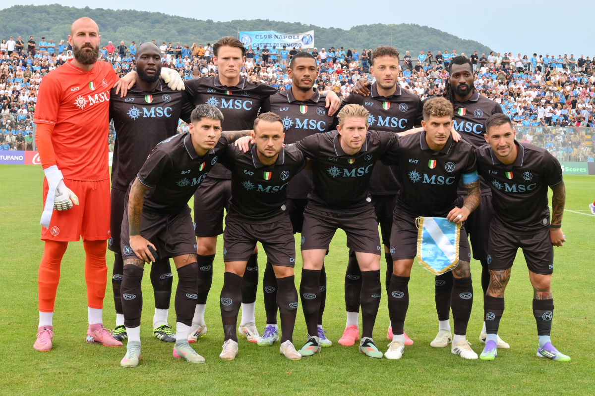 Castel Di Sangro, Italia - 14 de agosto: el grupo del equipo de Nápoles antes del partido amistoso de la temporada Bethaeen Nápoles y el estadio Olympiacos Theophilus patini 2025. 14 de agosto Castel di Sangro, Italia. (Giuseppe Bellini Photo/Getty Images)