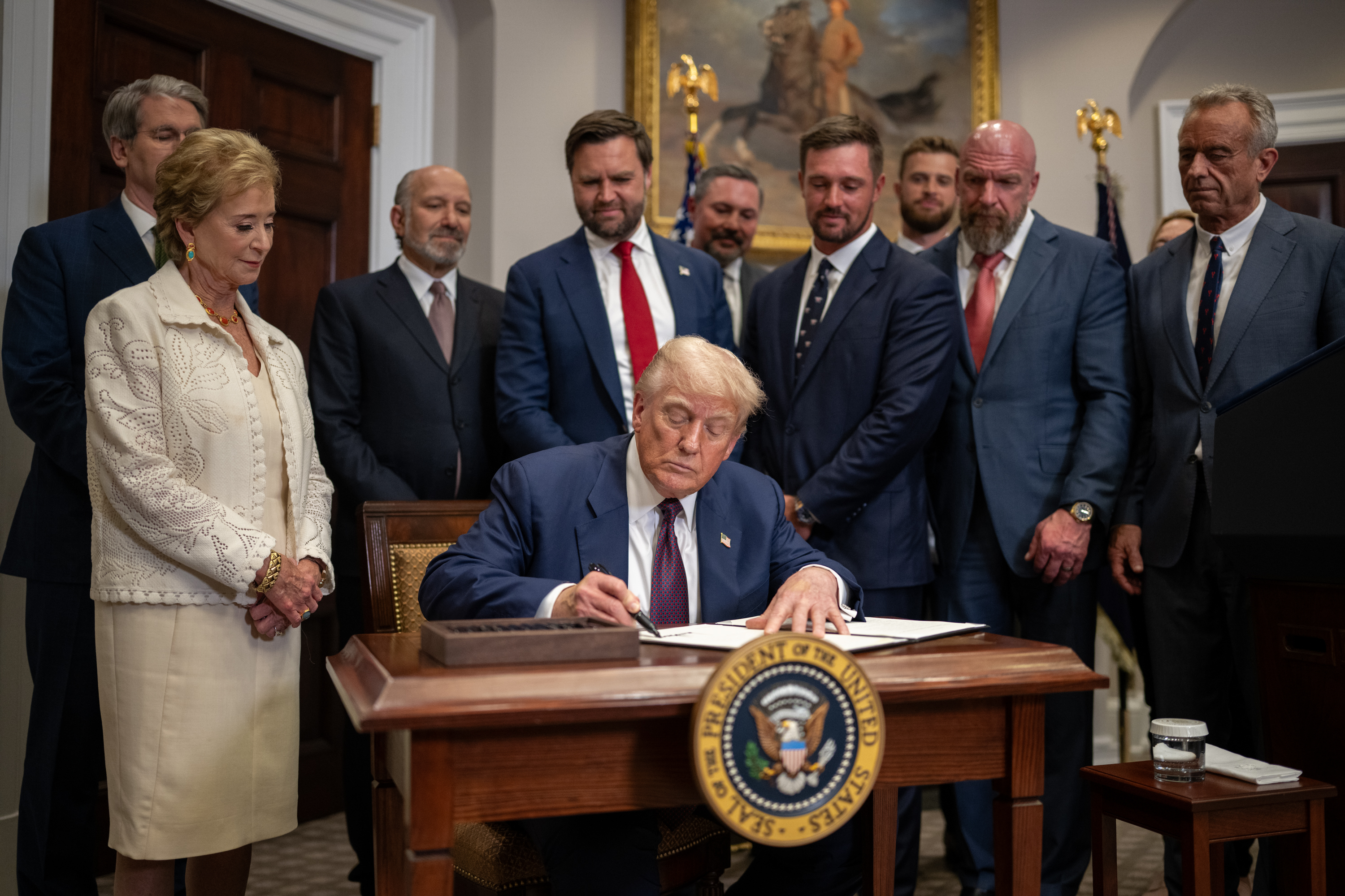 El presidente Donald Trump publica un informe del Consejo Deportivo junto con miembros del Consejo Deportivo en 2025. El jueves 31 de julio, la sala Roosevelt de la Casa Blanca. (Foto oficial de la Casa Blanca de Daniel Toroko)