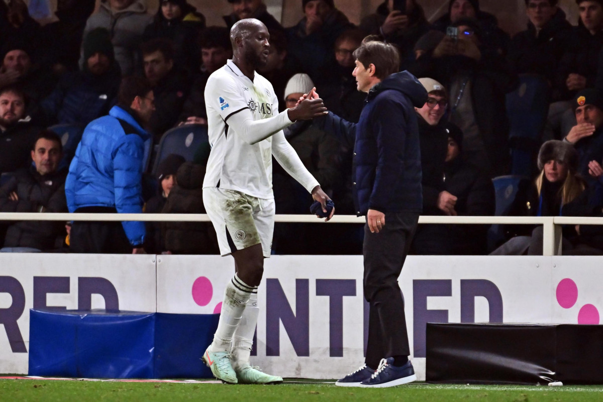 El EP11834999 Napoli Romelu Lukaku se da la mano con su entrenador Antonio Conte durante el partido italiano de la Serie A Souther entre BC y SSC Napo Bergamo, Italia, 18 de enero, 18 de enero.