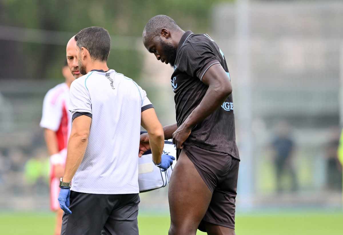 Castel Di Sangro, Italia - 14 de agosto: Romelu Lukaku de Napoli deja el campo después de sufrir una lesión durante el partido amistoso previo a Sseeson entre Napoli y Olympiacos Stadio Stadium Theophil en 2025. 14 de agosto Castel di Sangro, Italia. (Giuseppe Bellini Photo/Getty Images)