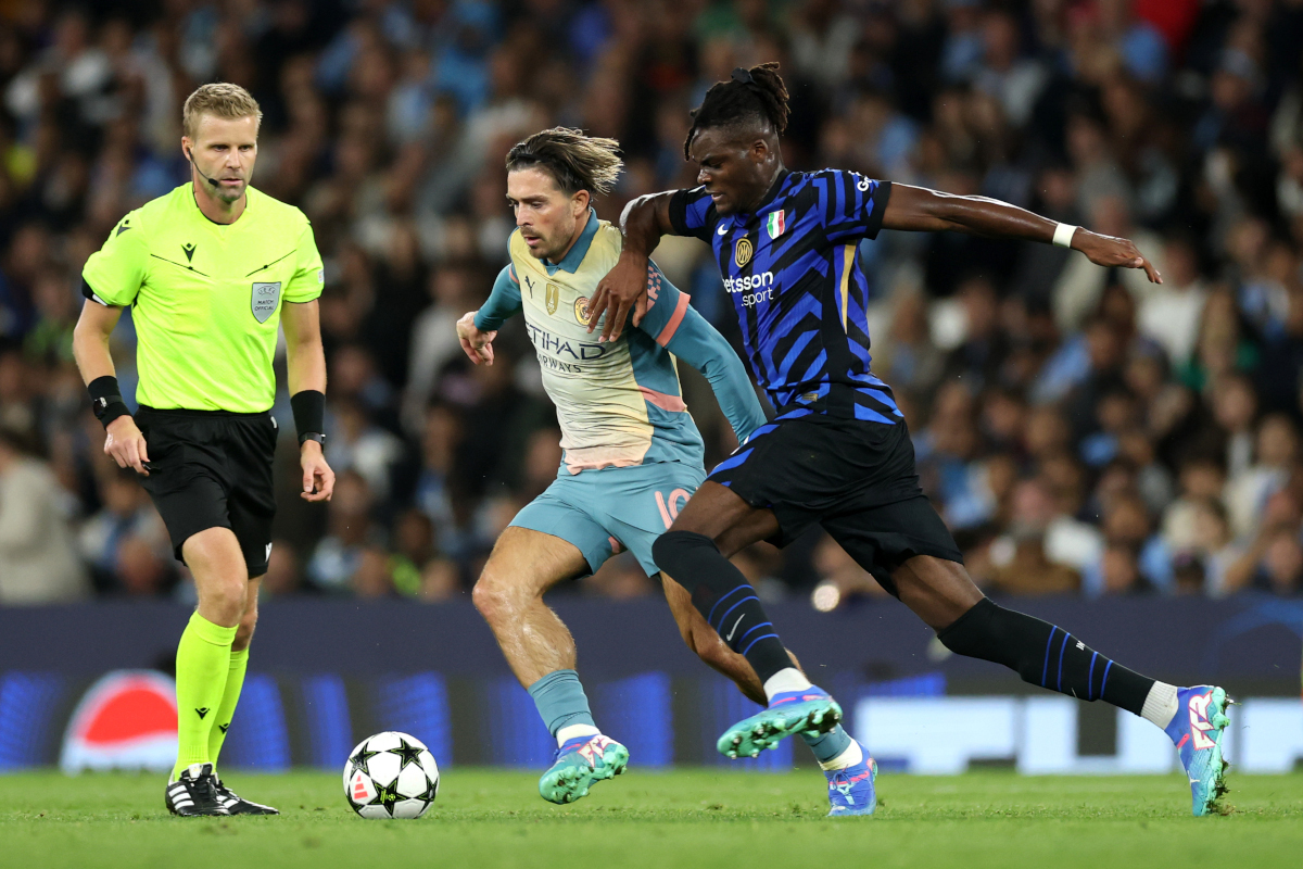 Manchester, Inglaterra - 18 de septiembre: Jack Grealish de Manchester City Challenge Yann Aurel Bisseck de FC Internalionale durante la UEFA Champions League 2024/25 Liga de la Liga MD1 MD1 Partidos entre Manchester City y FC Internationale Milan, Manchester Stadium, 2024. 18 de septiembre, en Manchester, Inglaterra. (Foto de Carl Relical/Getty Images)