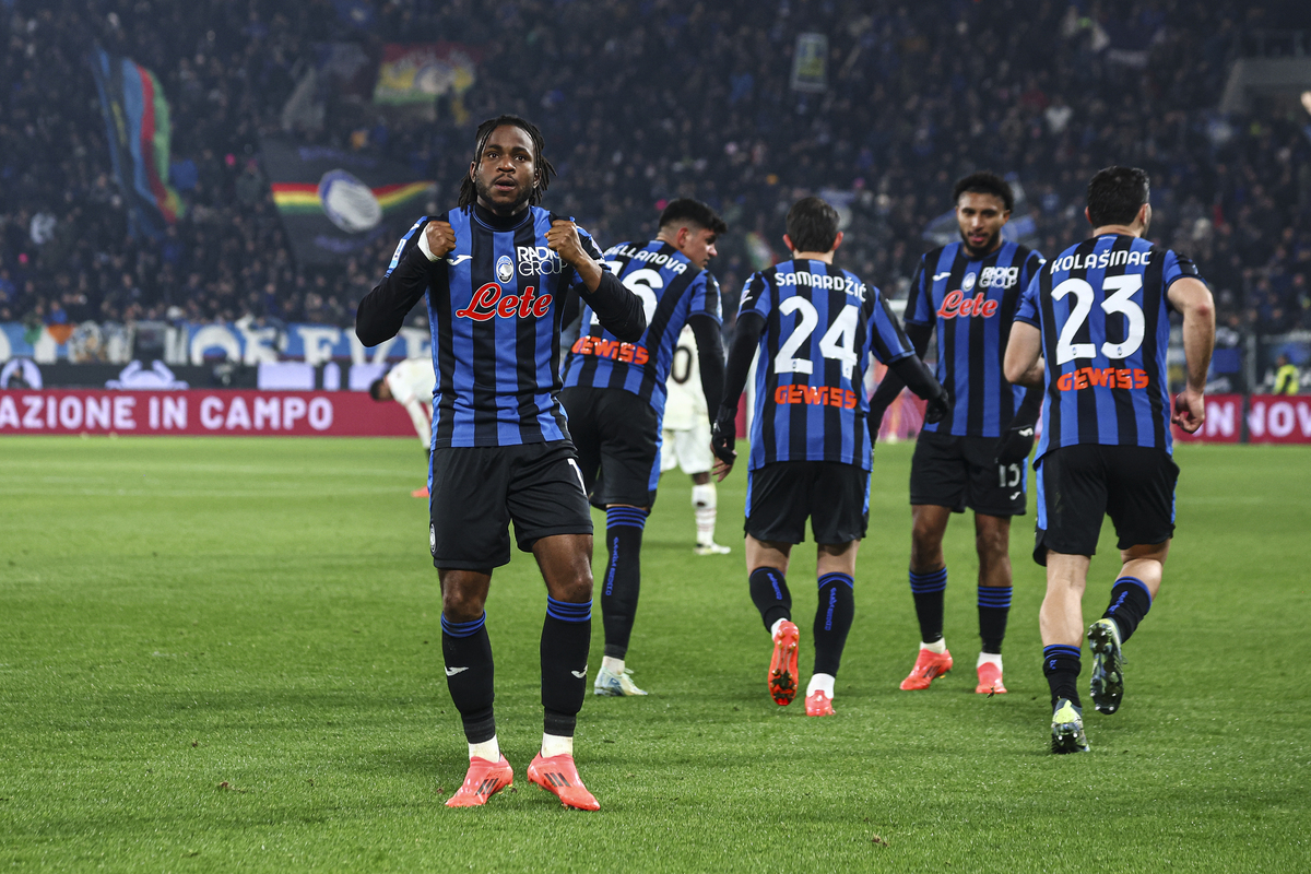 Ademola Lookman de Atalanta celebra después de anotar su segundo gol en el equipo en el partido de la Serie A Serie A entre Atalanta y AC Milan, Gewiss Stadium, 2024. 6 de diciembre. En Bergamo, Italia. (Giuseppe Cottini Photo/Getty Images)
