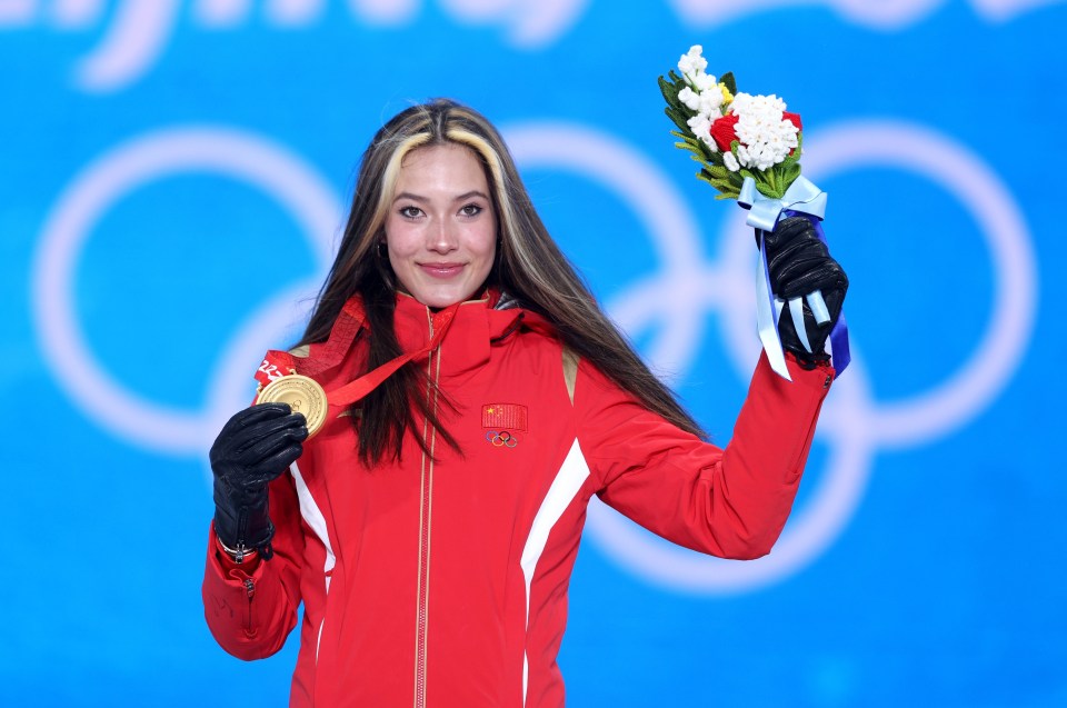 Eileen Gu, medallista de oro, ceremonia de medalla.