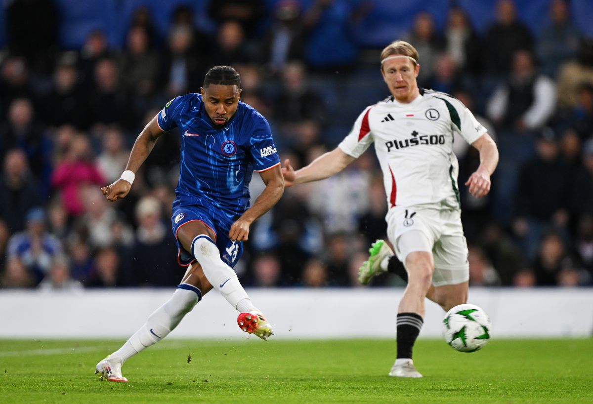 LONDRES, Inglaterra - 17 de abril: Christopher Nkunku de Chelsea Shoots, presionado por Radovano Pankov de Legia Warszawa durante la Liga de la Conferencia de la UEFA 2024/25 Quarter -Finals Segunda carrera de etapas entre Chelsea FC y Legia Warszawa en la Stamford Bridge 2025. 17 de abril en Londres, Inglaterra. (Foto de imágenes de Mike Hewitt/Getty)