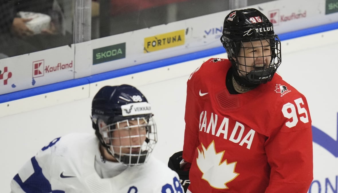 El jugador de hockey canadiense sonríe cerca del hockey finlandés.