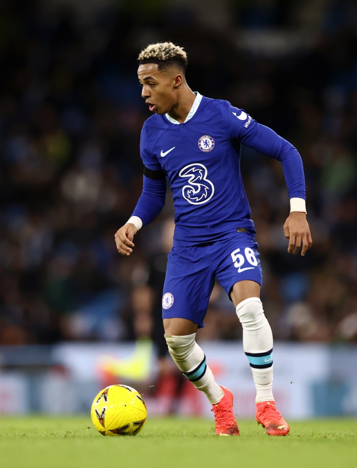Omari Hutchinson del Chelsea juega al fútbol.