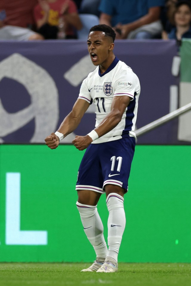 Omari Hutchinson de Inglaterra está celebrando un gol.