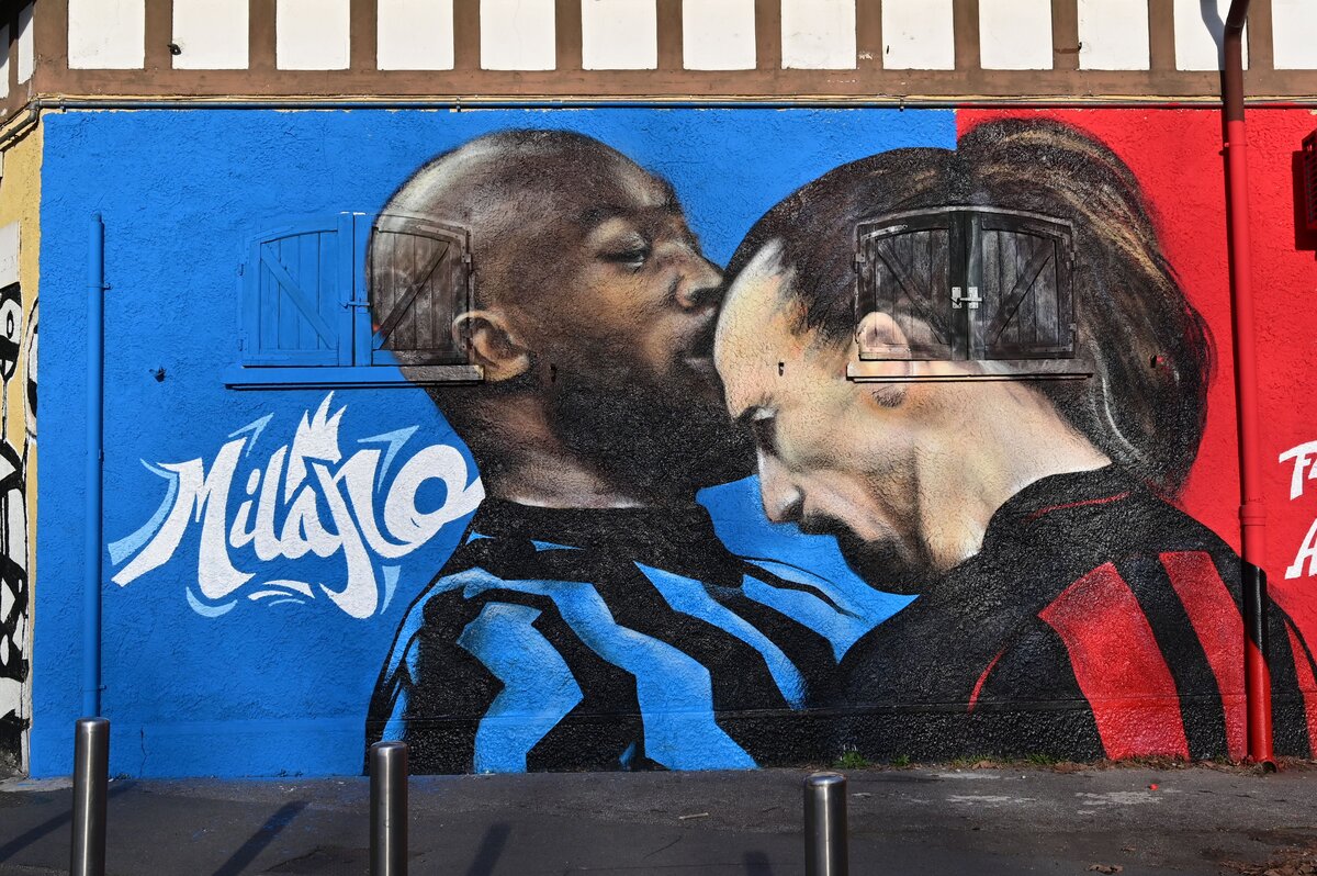 En la foto hecha en Milán, 2021. El 15 de febrero, muestra el fresco de una calle de artista desconocida en la pared en el estadio de San Siro, que representa al delantero sueco de Milan Zlatan Ibrahimovic, donde el delantero belga Romel Lukaku, un delantero de Belgian en el Inter Milan Head, tuvo lugar el último 26th. Durante el cuarto de finales de su Copa Italia. (Miguel Medina / AFP Photo) / Minds Us en editorial, la mención obligatoria del artista después del anuncio, ilustra el evento como se indica en el título (Foto de Miguel Medina / AFP a través de Getty Images)