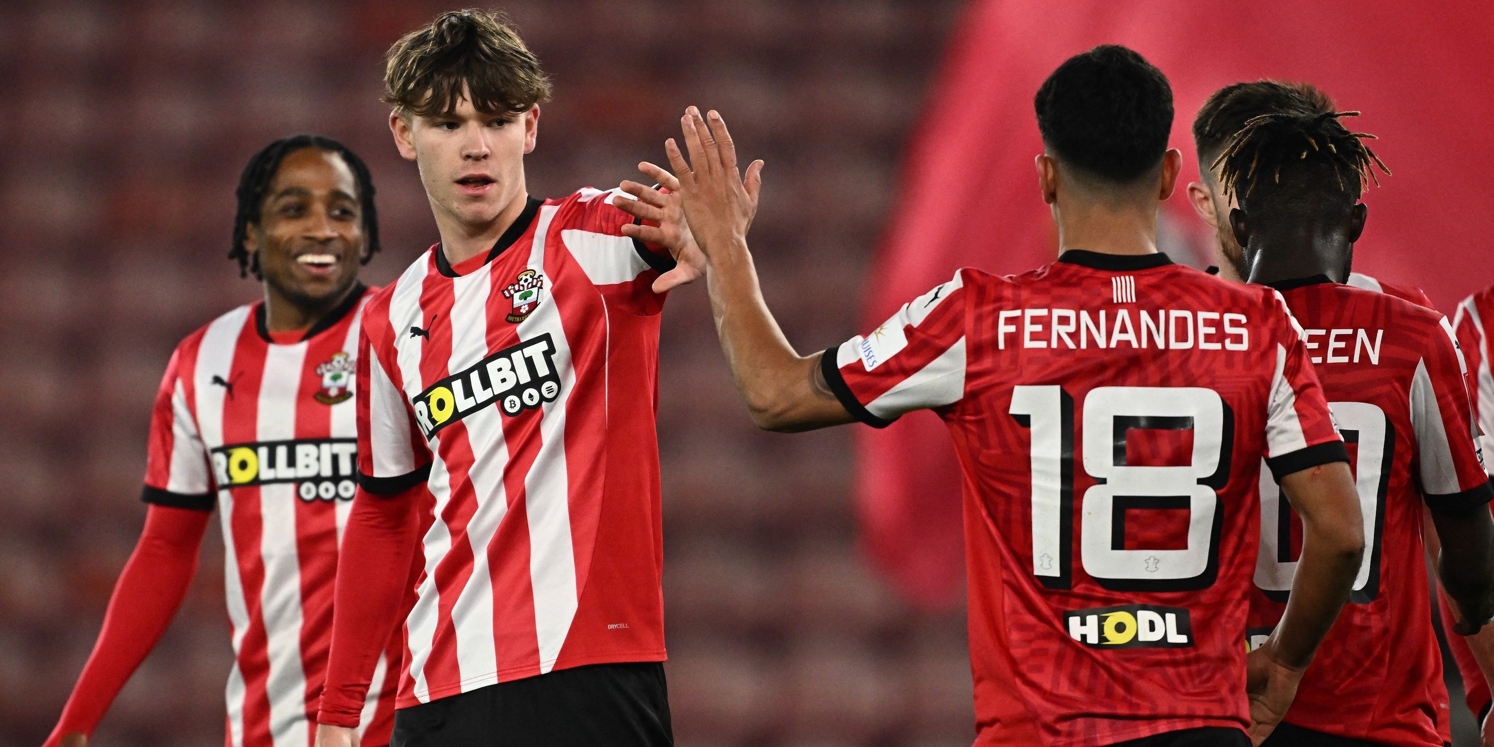 Tyler Dibling de Southampton celebra su tercer gol con Mateus Fernandesu