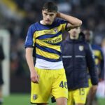 Liverpool entre los trajes de la Liga de la Premier de la carretera para Giovanni Leoni