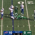 Los médicos se apresuran a ayudar a la superestrella de la NFL Josh Allen después de una terrible lesión