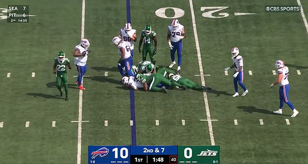 Los médicos se apresuran a ayudar a la superestrella de la NFL Josh Allen después de una terrible lesión
