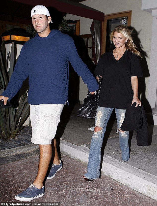 Simpson tuvo una aventura con John Mayer (no representada) de 2006 a 2010 cuando no había conocido a Romo; En la foto en 2008 agosto