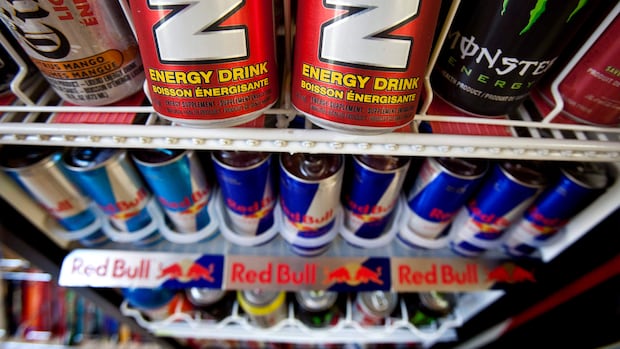 Inglaterra quiere prohibir las grandes bebidas energéticas de cafeína para niños menores de 16 años. ¿Debería Canadá hacer lo mismo?