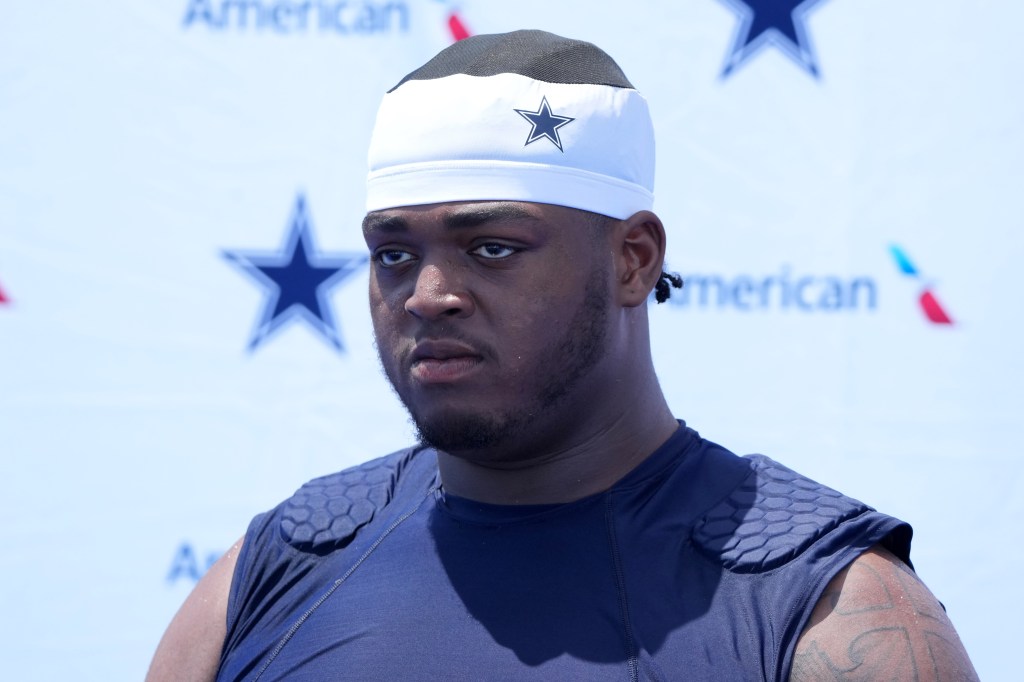 El campamento de entrenamiento del piloto ofensivo de los Dallas Cowboys, Tyler Smith Smith, en River Ridge Fields.