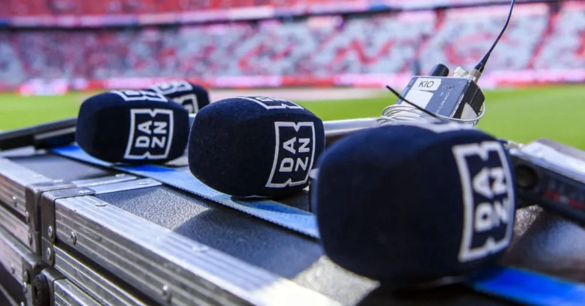 Micrófonos utilizados por periodistas y analistas con plataforma de transmisión Dazn. (Foto de cortesía)
