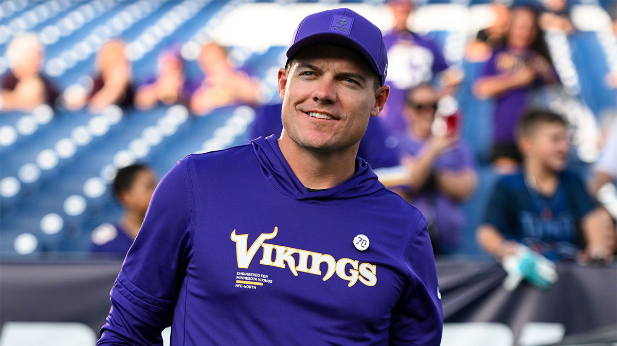 Kevin O'Connell, entrenador en jefe de los Minnesota Vikings, va a Titan en la primera mitad en el Nissan Stadium.