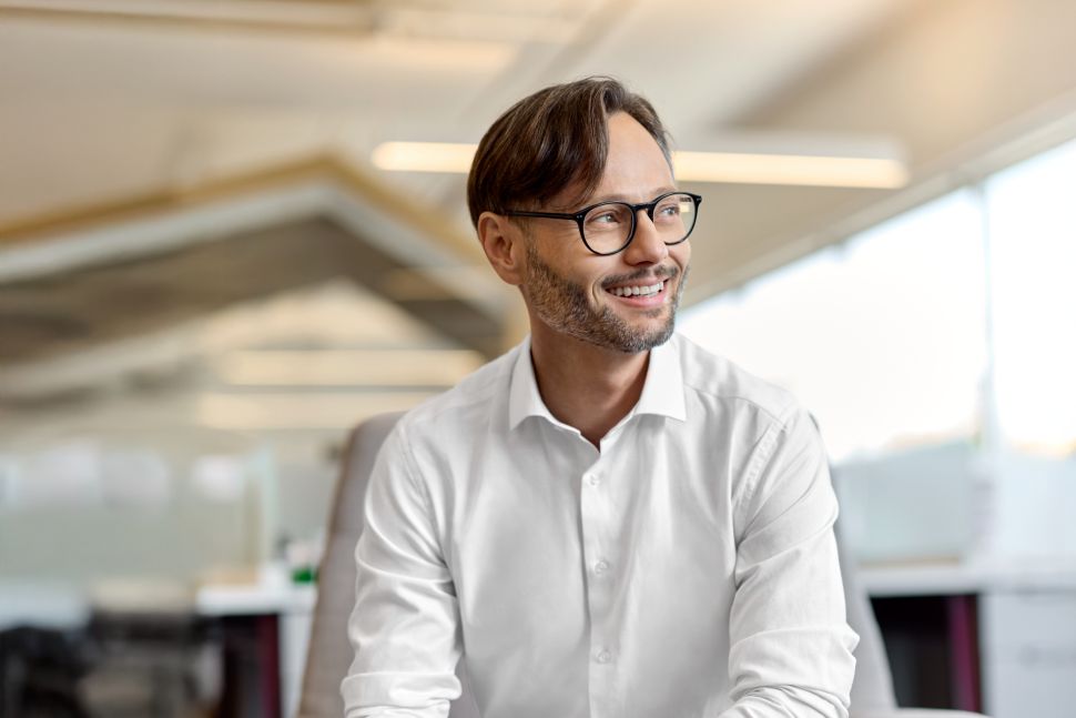 La vista de un hombre de las camisas y las gafas blancas