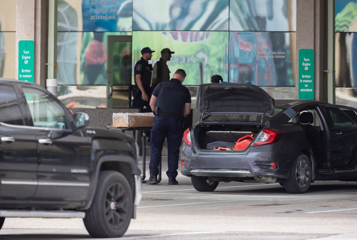 Un funcionario de la Agencia Canadiense de Servicios Fronterizos está investigando un cruce de vehículos en el Niágara Falls International Rainbow Bridge en Niagara Falls, Ontario, 2024. Viernes 7 de junio. El personal de CBSA en todo el país hoy podría tomar un trabajo a menos que se llegue al acuerdo antes de la fecha límite para la huelga.