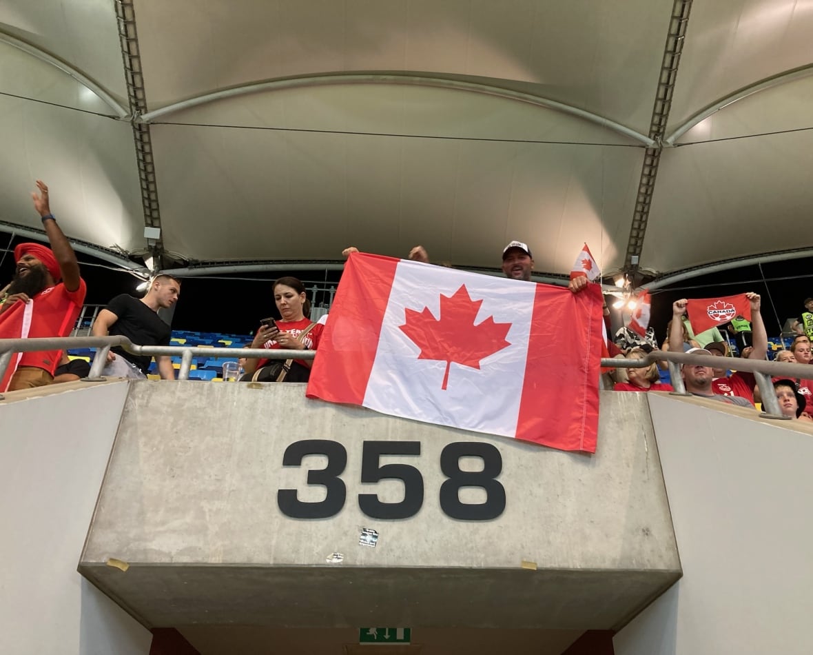 El hombre agita la bandera canadiense.