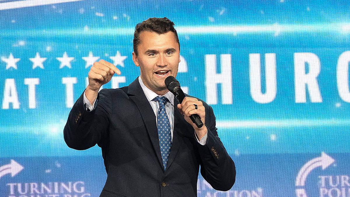 Charlie Kirk, hablando en la iglesia