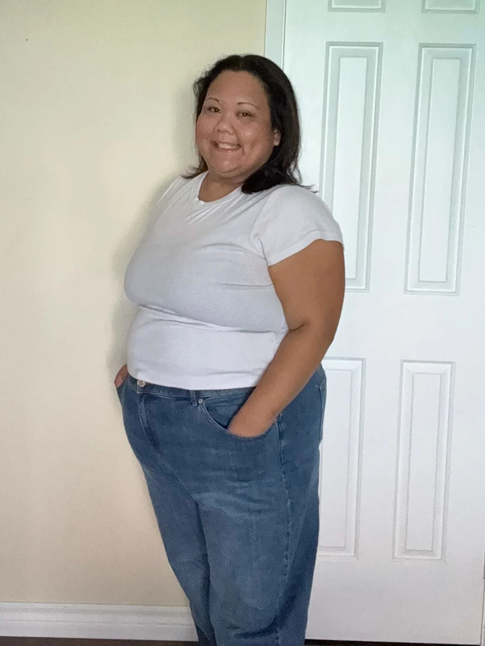 Llevo jeans torcidos en bragas de mezclilla en promedio de mezclilla azul. (Foto sobre el autor)
