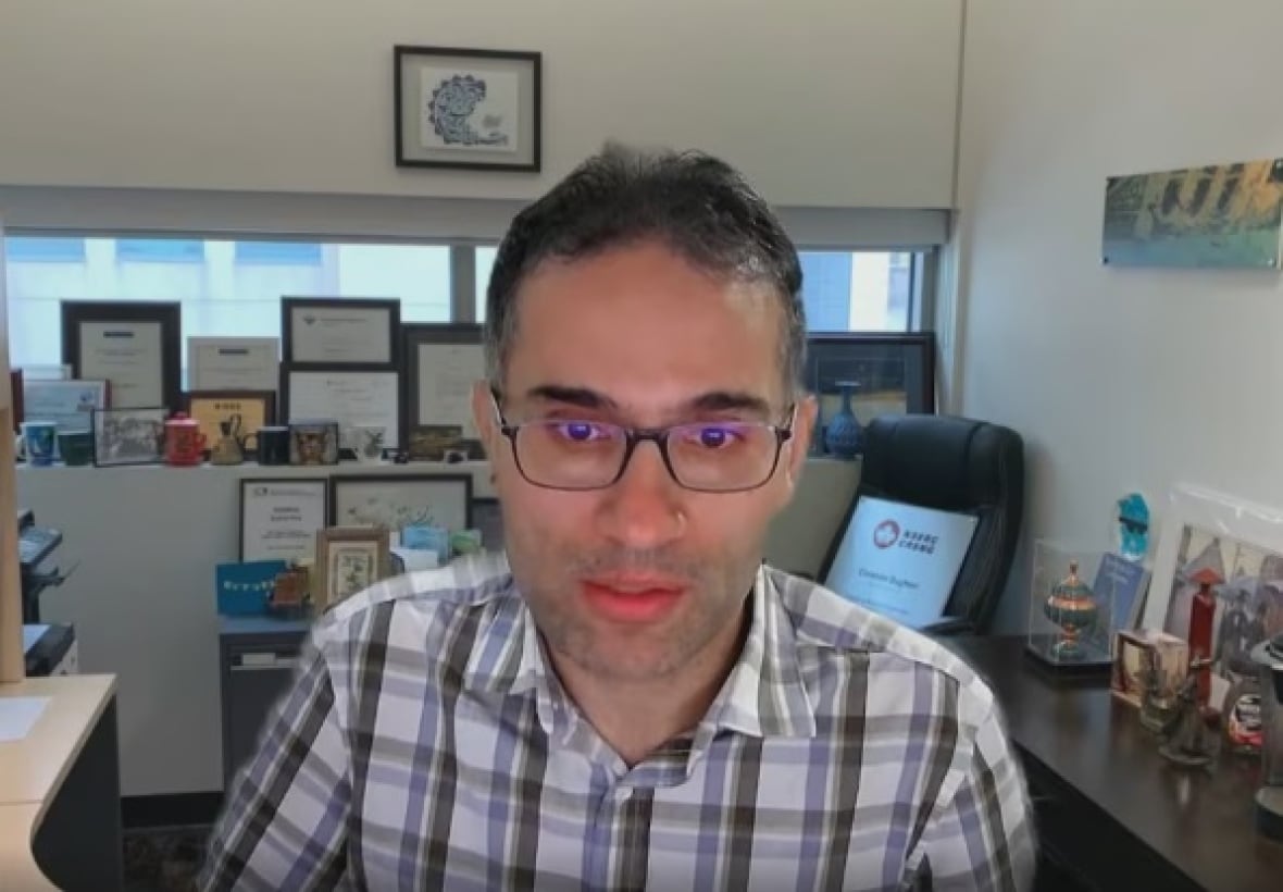 Ebrahim Bagheri es profesor en la Universidad de Toronto, centrándose en la IA.