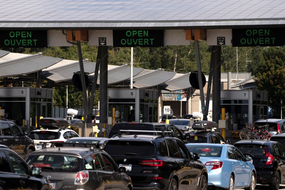 La gente cruza la frontera de Estados Unidos -Canadá después de que Canadá abrió una frontera para los estadounidenses vacunados Blaine, Washington, EE. UU., 2021. 9 de agosto 