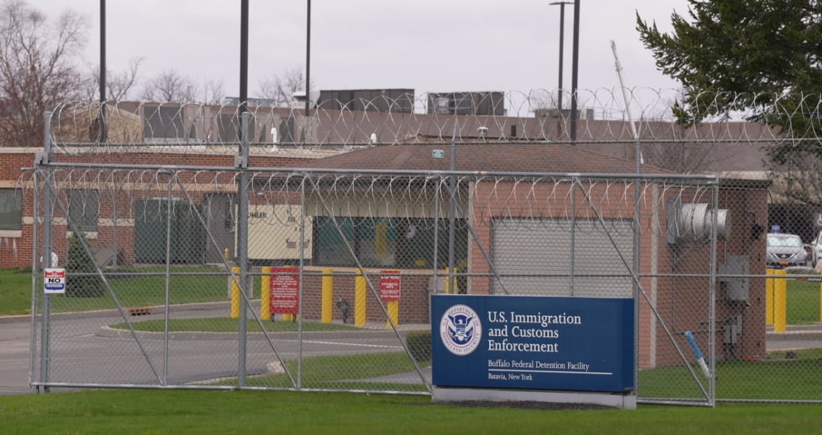 El signo de la implementación de inmigración y aduanas, el Departamento de Campo de Buffalo, Batavia, NY. Detrás de The Sing hay una cerca de enlace de cadena en la parte superior con alambre de concertina.
