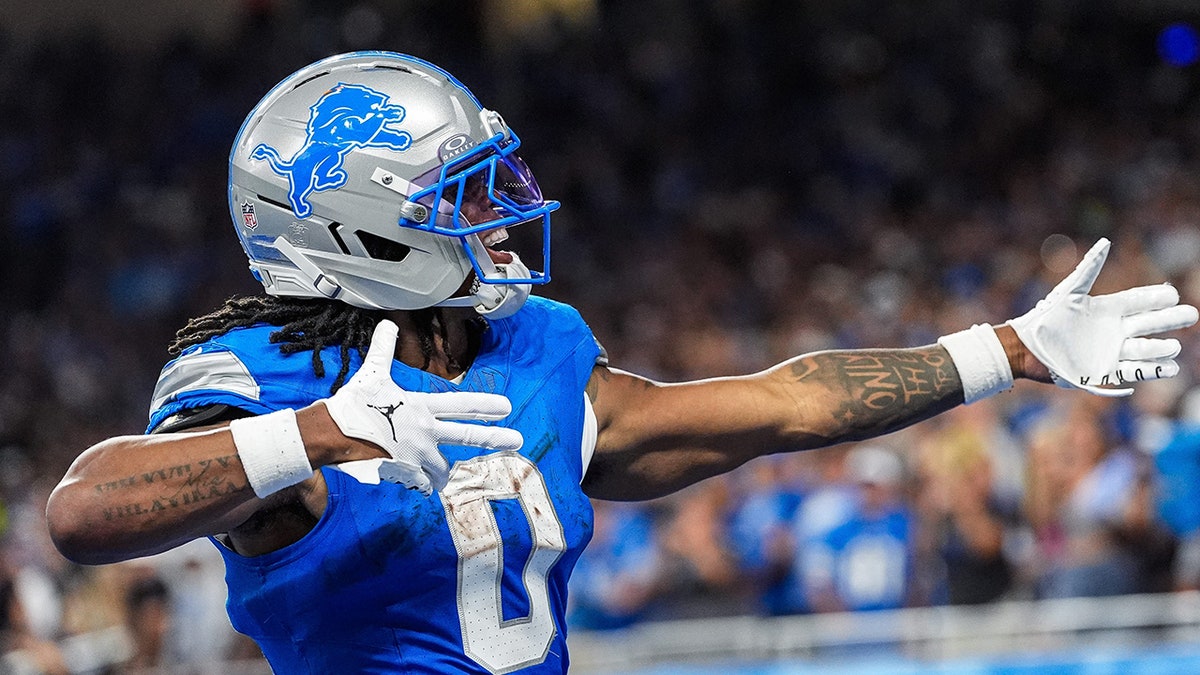 Jahmyr Gibbs celebra