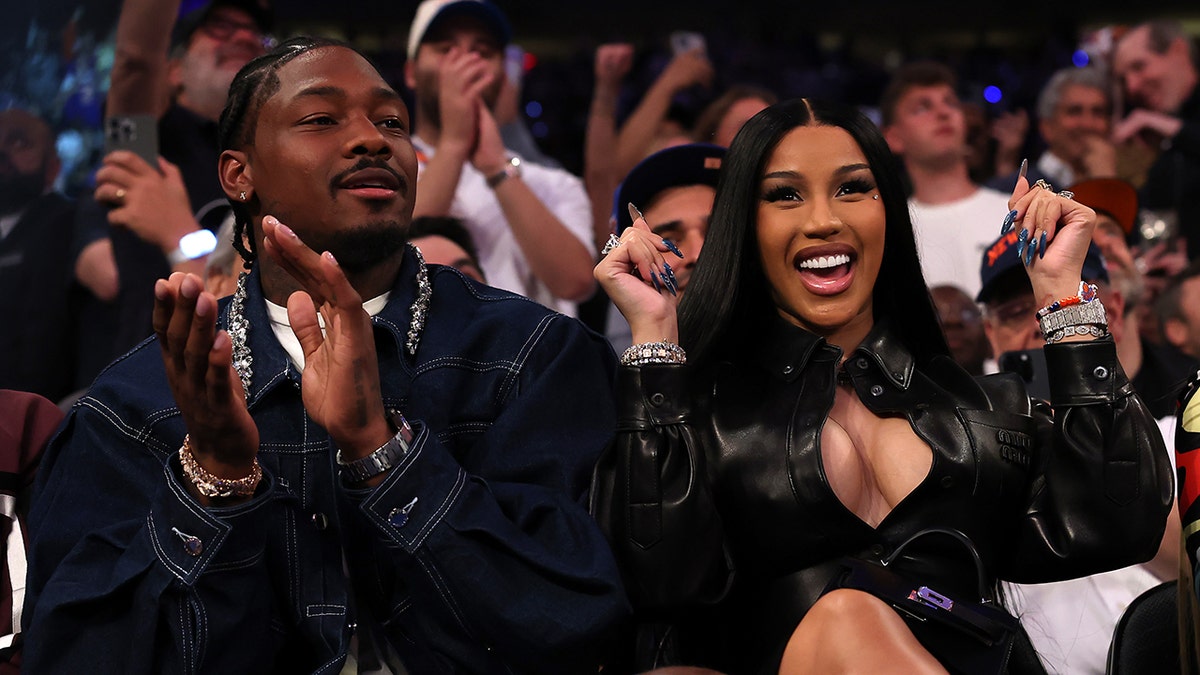 Stephon Diggs y Cardi B participan en el juego de los Knicks de Nueva York