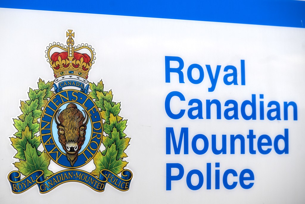 El logotipo y el nombre de la policía real canadiense.