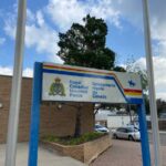 2 personas permanecen después de Sasko. RCMP RAID del complejo de culto «Queen of Canada»