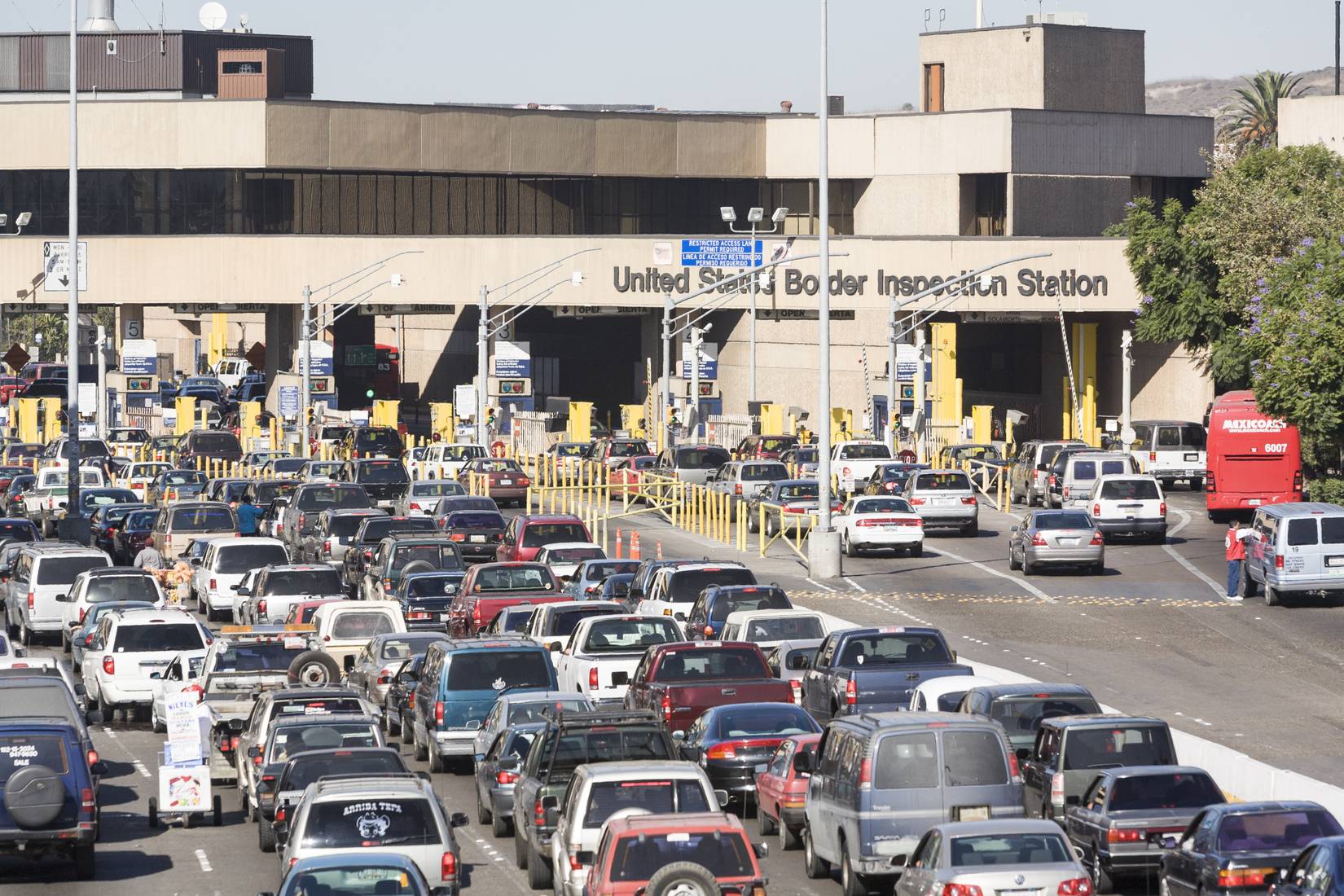 Vehículos para el procesamiento de inmigración y aduana de EE. UU. En el punto de entrada fronteriza desde Tijuana, México hasta San Ysidro, California, EE. UU.