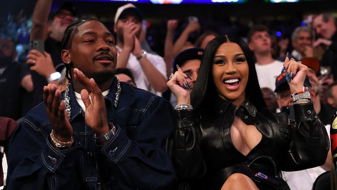 Parque de fuerza salvaje de la NFL Stephon Diggs, Cardi B esperando